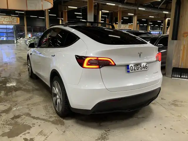 Valkoinen Maastoauto, Tesla Model Y – OZG-546