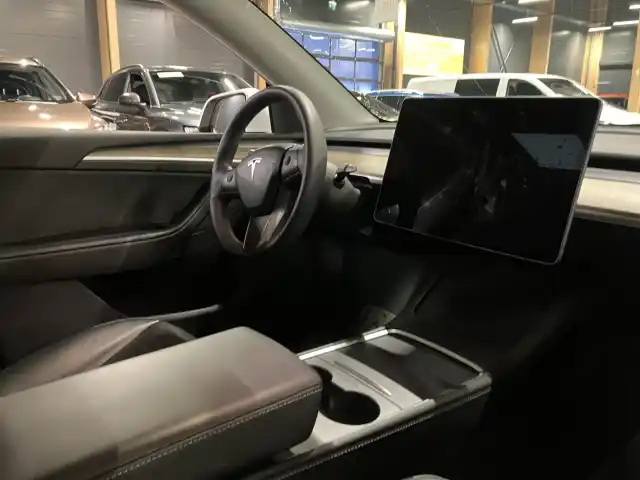 Valkoinen Maastoauto, Tesla Model Y – OZG-546