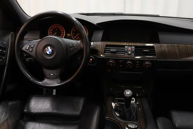 Musta Farmari, BMW 530 – OZG-854