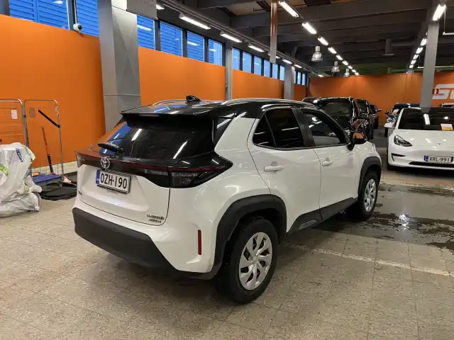 Valkoinen Maastoauto, Toyota Yaris Cross – OZH-190