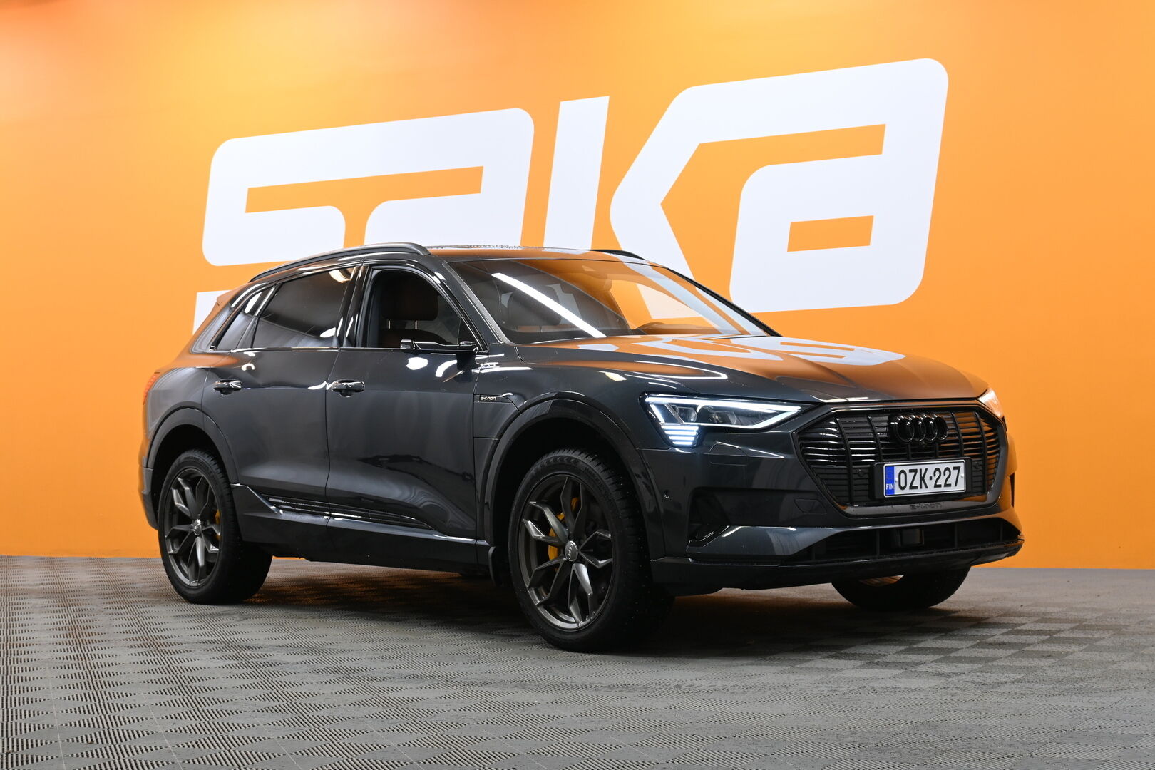 Harmaa Maastoauto, Audi e-tron – OZK-227