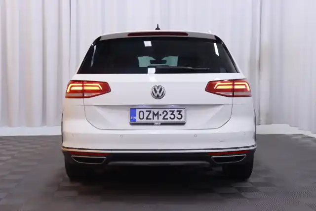 Valkoinen Farmari, Volkswagen Passat – OZM-233