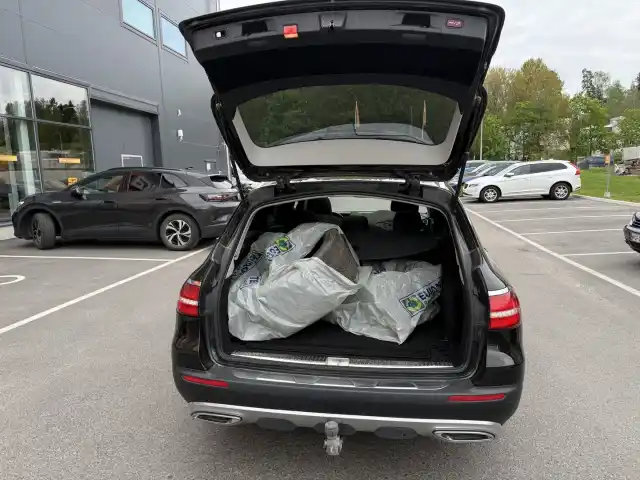 Musta Farmari, Mercedes-Benz E – OZM-287