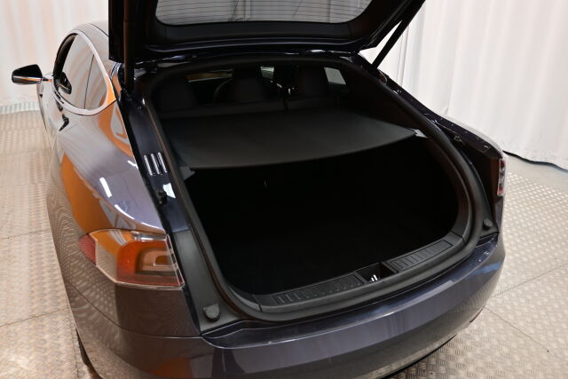 Harmaa Sedan, Tesla Model S – OZO-125