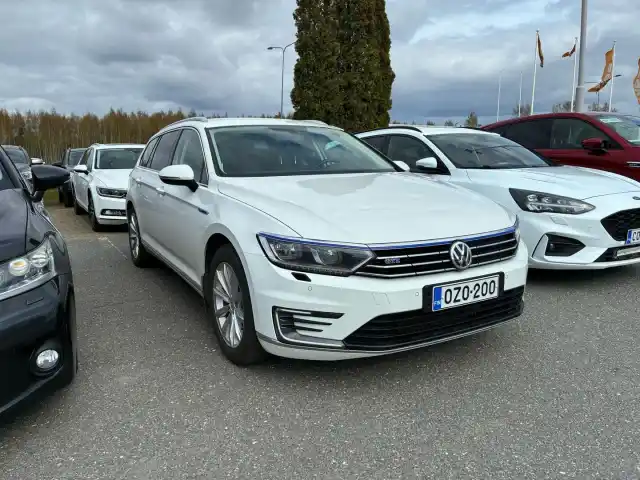 Valkoinen Farmari, Volkswagen Passat – OZO-200
