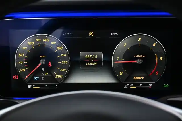 Harmaa Coupe, Mercedes-Benz E – OZP-916