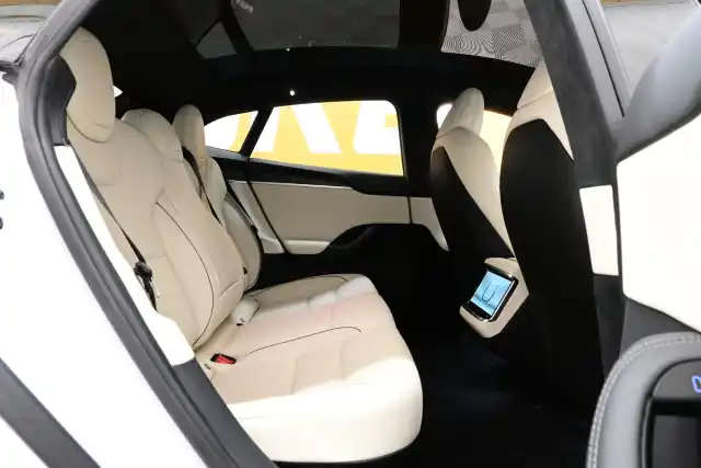 Valkoinen Sedan, Tesla Model S – OZS-375