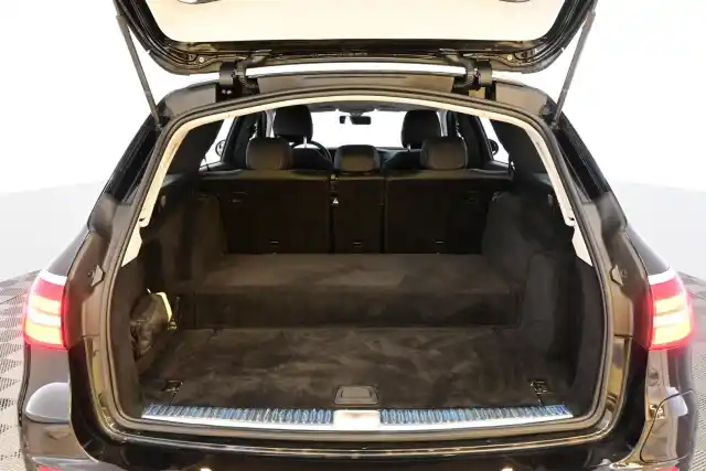 Musta Farmari, Mercedes-Benz E – OZS-772