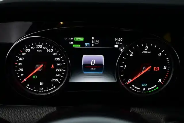 Musta Farmari, Mercedes-Benz E – OZS-772