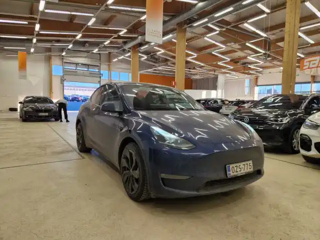 Sininen Maastoauto, Tesla Model Y – OZS-775