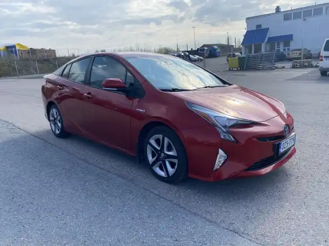 Punainen Viistoperä, Toyota Prius – OZS-779