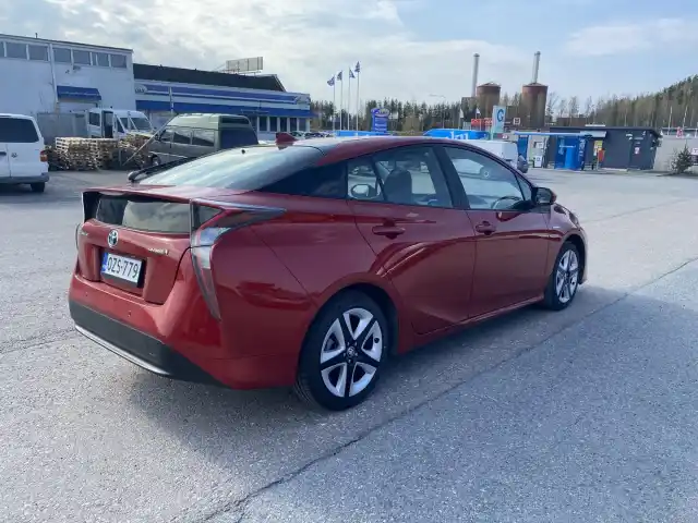 Punainen Viistoperä, Toyota Prius – OZS-779