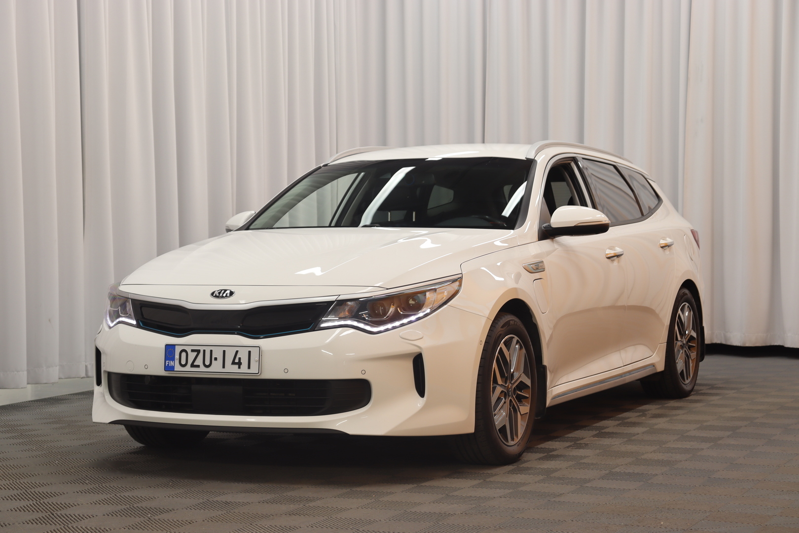 Valkoinen Farmari, Kia Optima – OZU-141