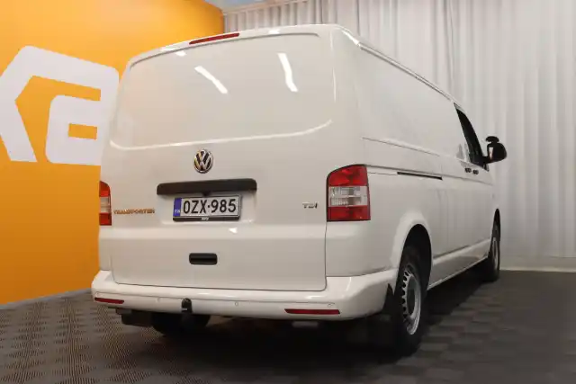 Valkoinen Pakettiauto, Volkswagen Transporter – OZX-985