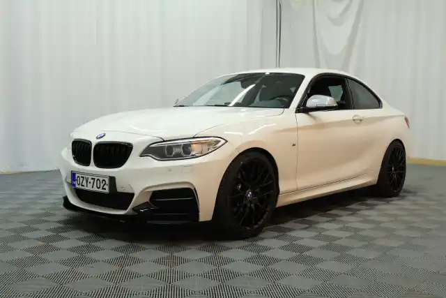 Valkoinen Coupe, BMW M235I – OZY-702