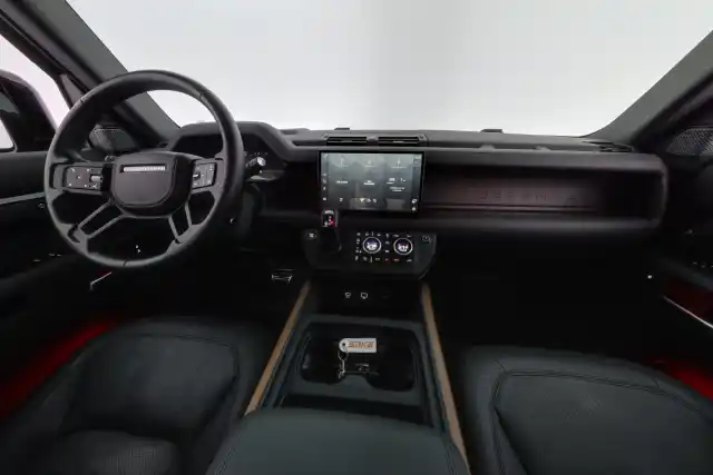 Musta Maastoauto, Land Rover Defender – OZY-892