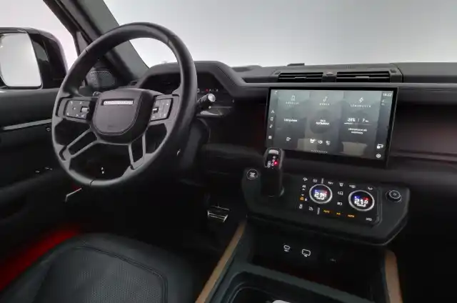 Musta Maastoauto, Land Rover Defender – OZY-892