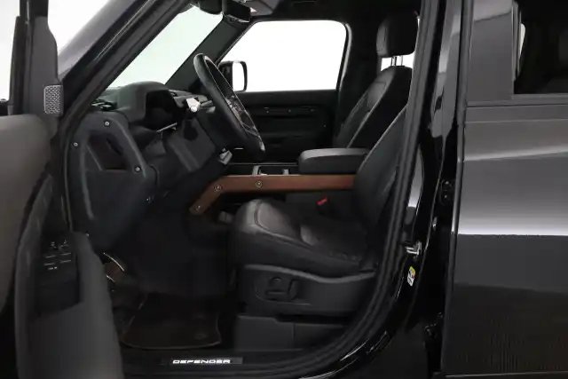 Musta Maastoauto, Land Rover Defender – OZY-892