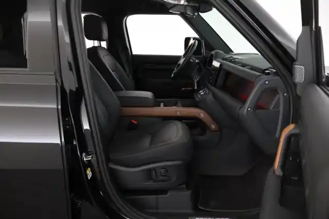 Musta Maastoauto, Land Rover Defender – OZY-892