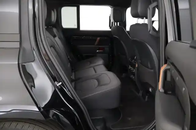 Musta Maastoauto, Land Rover Defender – OZY-892