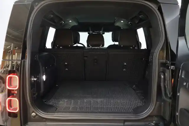Musta Maastoauto, Land Rover Defender – OZY-892