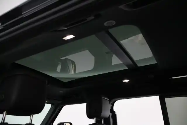 Musta Maastoauto, Land Rover Defender – OZY-892