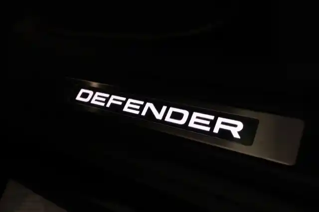 Musta Maastoauto, Land Rover Defender – OZY-892
