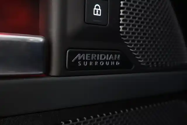 Musta Maastoauto, Land Rover Defender – OZY-892