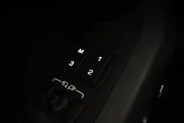Musta Maastoauto, Land Rover Defender – OZY-892