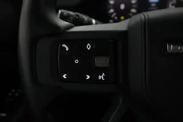 Musta Maastoauto, Land Rover Defender – OZY-892