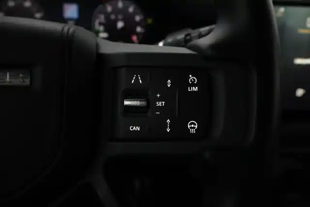 Musta Maastoauto, Land Rover Defender – OZY-892