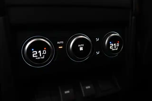 Musta Maastoauto, Land Rover Defender – OZY-892