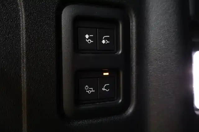 Musta Maastoauto, Land Rover Defender – OZY-892