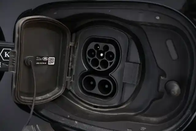 Musta Maastoauto, Land Rover Defender – OZY-892
