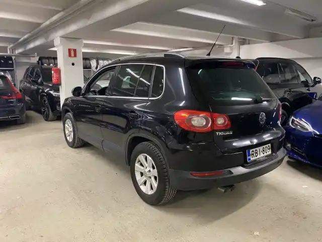 Musta Maastoauto, Volkswagen Tiguan – RBI-809