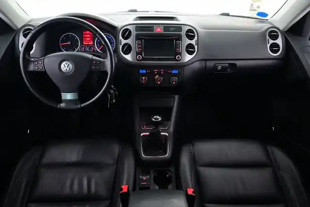 Punainen Maastoauto, Volkswagen Tiguan – RCI-915