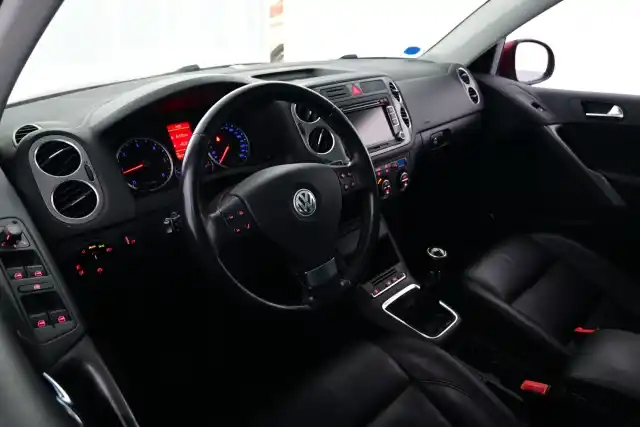 Punainen Maastoauto, Volkswagen Tiguan – RCI-915