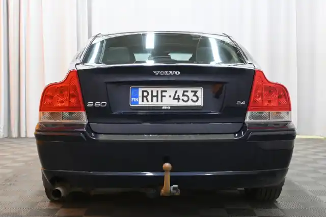 Sininen Sedan, Volvo S60 – RHF-453