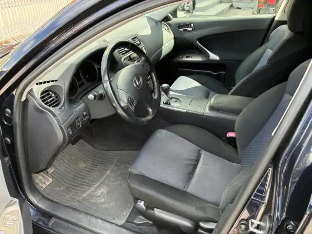 Sininen Sedan, Lexus IS – RHG-374