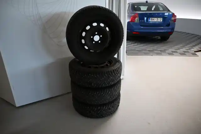 Sininen Sedan, Volvo S40 – RHI-312