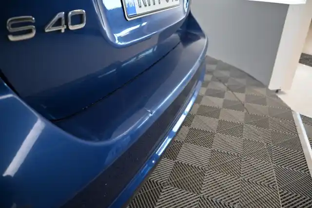 Sininen Sedan, Volvo S40 – RHI-312