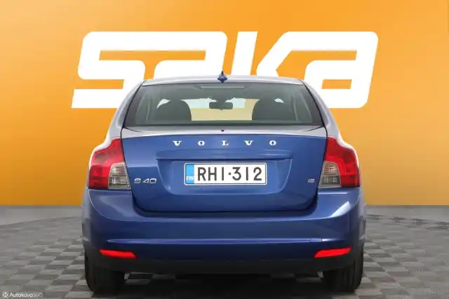 Sininen Sedan, Volvo S40 – RHI-312