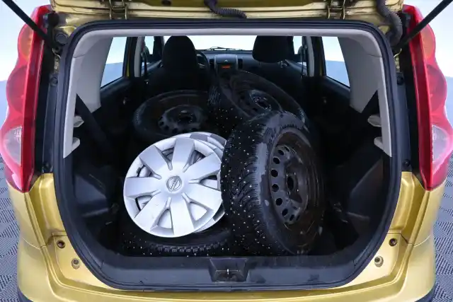 Keltainen Tila-auto, Nissan Note – RNF-649