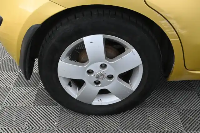 Keltainen Tila-auto, Nissan Note – RNF-649