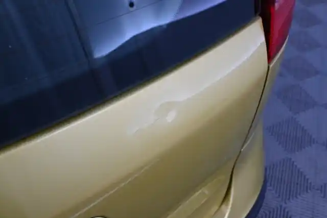 Keltainen Tila-auto, Nissan Note – RNF-649