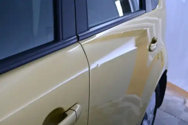 Keltainen Tila-auto, Nissan Note – RNF-649
