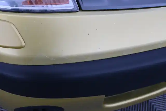 Keltainen Tila-auto, Nissan Note – RNF-649