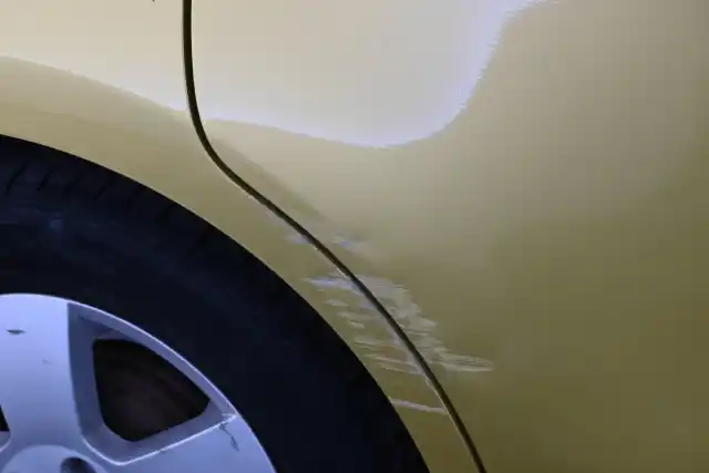 Keltainen Tila-auto, Nissan Note – RNF-649