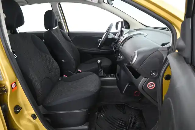 Keltainen Tila-auto, Nissan Note – RNF-649