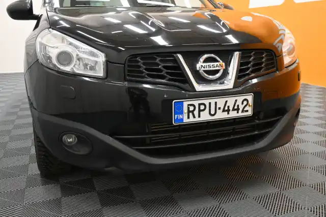 Musta Maastoauto, Nissan Qashqai+2 – RPU-442